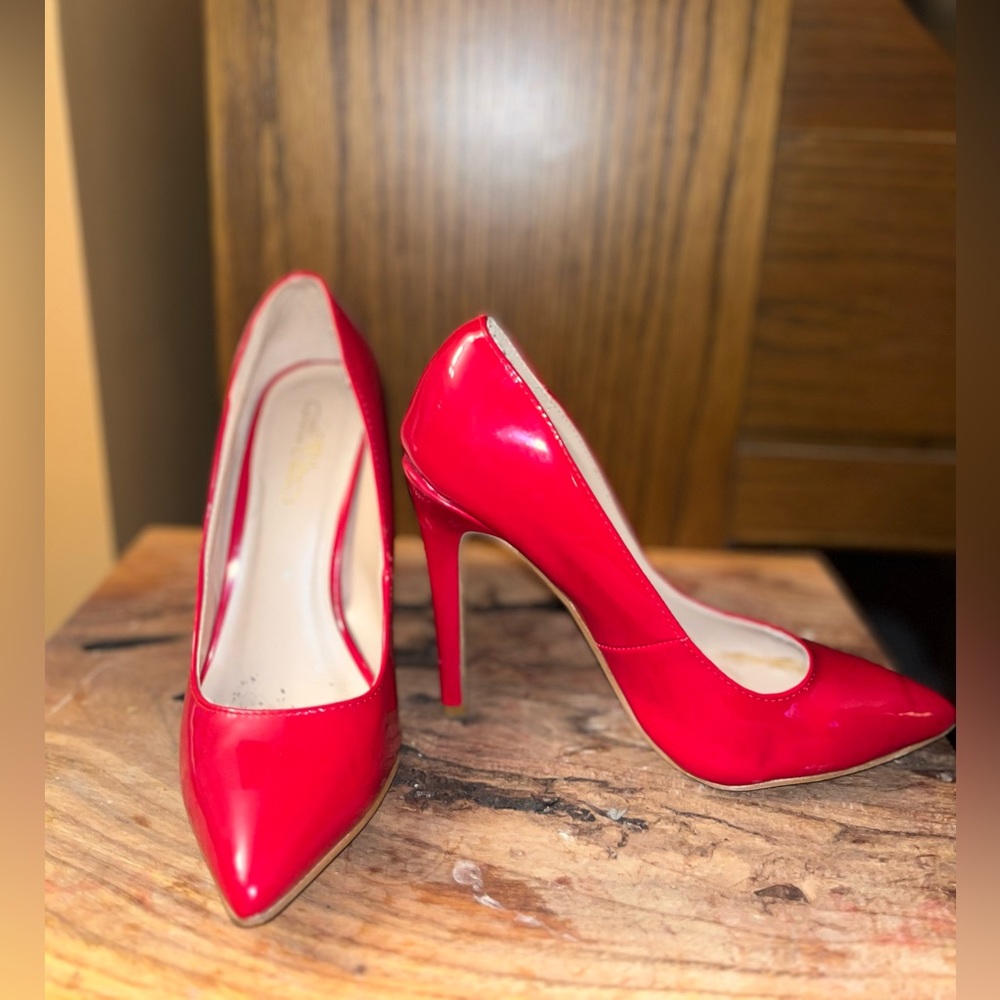 Journee Collection Red Hot 4 inch Pump!